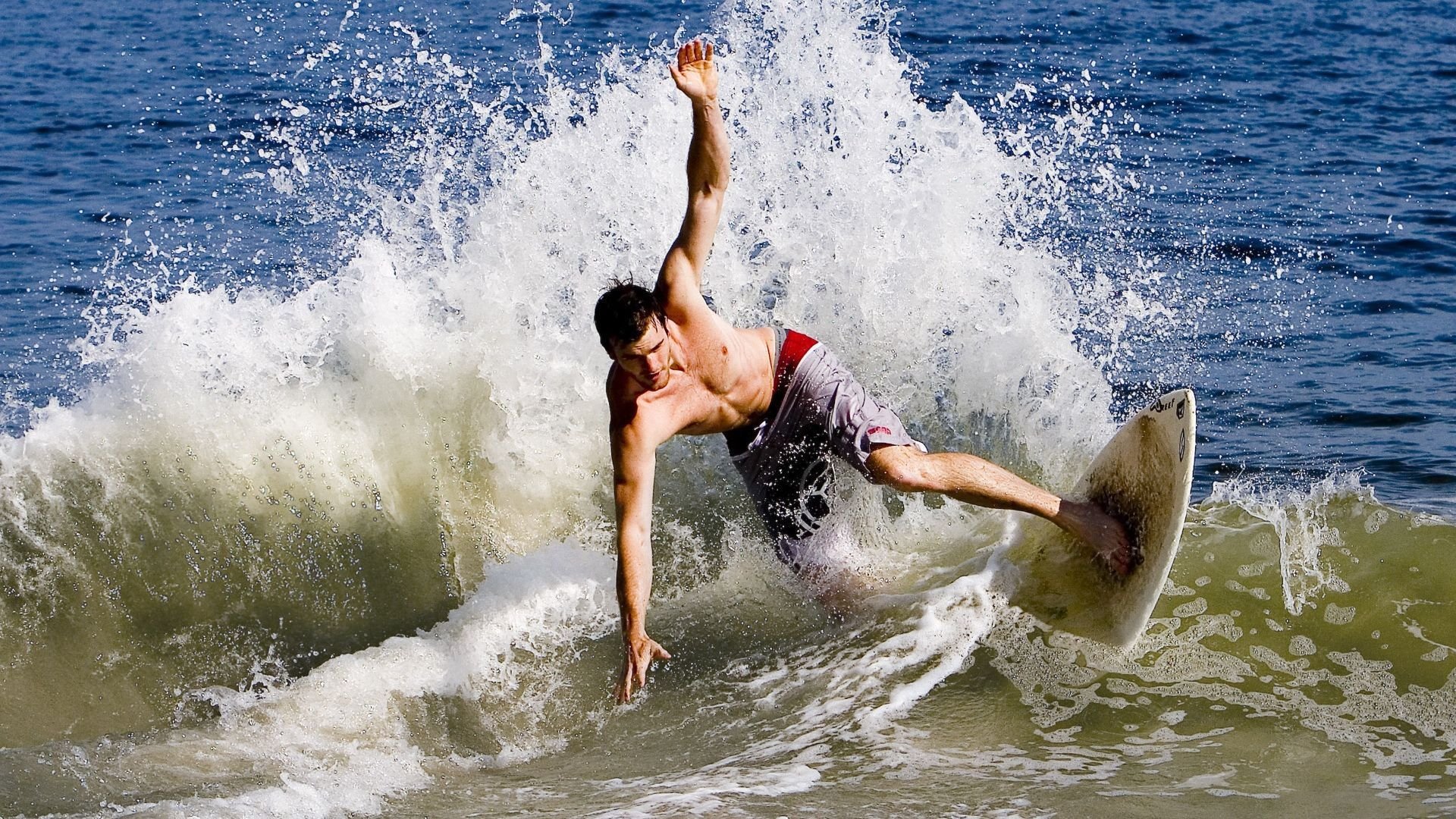 爱游戏体育-排球赛场焦点！日本队对阵巴西队，强强对话引爆全球球迷关注